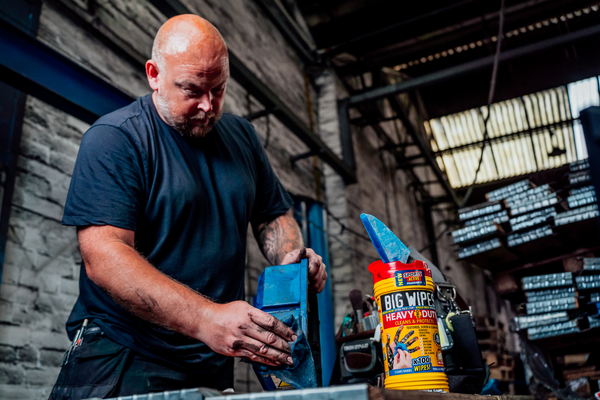 Man i smutsig industrimiljö torkar av yta med Heavy Duty duk.